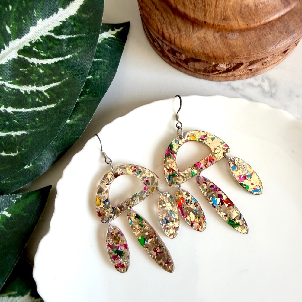 3/$22🩶 Colorful Glitter Confetti Clear Acrylic Dangle Earrings PREOWNED Boho
